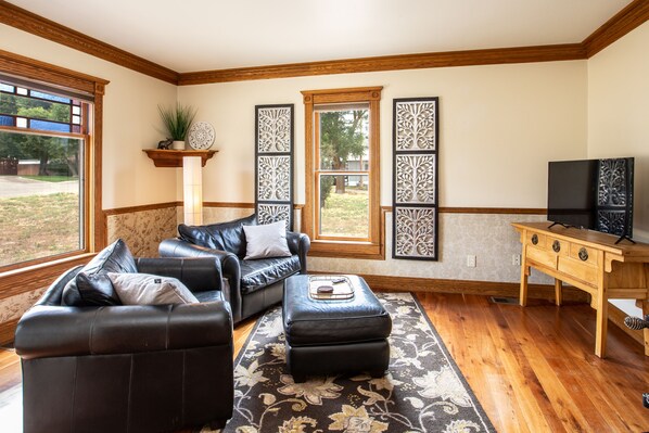 Peaceful large living room, T.V. includes Hulu and Netflix.