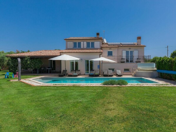 Sky, Plant, Property, Building, Swimming Pool, Shade, House, Window, Grass, Residential Area