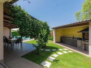 Sky, Plant, Shade, Tree, Land Lot, Interior Design, Grass, Road Surface, Urban Design, Residential Area
