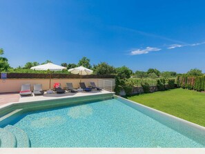L'Eau, Ciel, Propriété, Piscine, Plante, Bleu Azur, Rectangle, Bâtiment, Nuage, Ombre