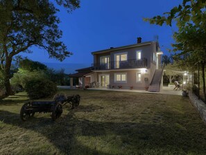 Bâtiment, Plante, Ciel, Propriété, Fenêtre, Arbre, Roue, Maison, Surface De La Route, Lot Terre