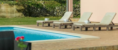 Swimming Pool, Property, Sunlounger, Outdoor Furniture, Furniture, Leisure, Backyard, Home, Tree, Design