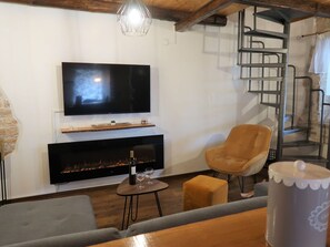 Möbel, Eigentum, Fernsehen, Couch, Wohnzimmer, Beleuchtung, Holz, Interior Design, Fussboden, Fernsehgerät
