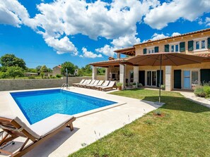 Nuage, Bâtiment, Plante, Ciel, L'Eau, Propriété, Bleu, Fenêtre, Piscine, Bleu Azur