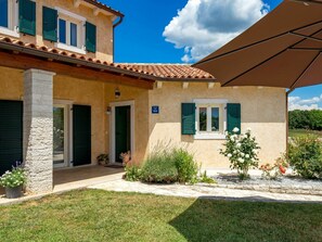 Ciel, Plante, Nuage, Fenêtre, Bâtiment, Ombre, Lot Terre, Herbe, Design Intérieur