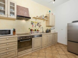 Comptoir, Cabinetry, Robinet, Évier, Propriété, Bâtiment, Cuisinière, Evier, Tiroir, Cuisine