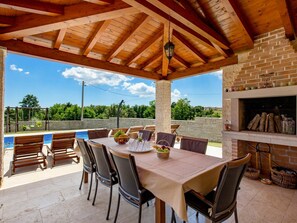 Table, Meubles, Propriété, Ciel, Chaise, Bois, Ombre, Design Intérieur, Architecture, Chalet