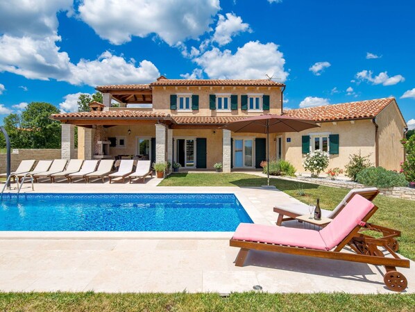 Nuage, Ciel, Plante, Bâtiment, L'Eau, Propriété, Fenêtre, Bleu Azur, Bleu, Piscine