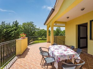 Propriété, Meubles, Bâtiment, Ciel, Plante, Bois, Ombre, Chaise, Table, Design Intérieur