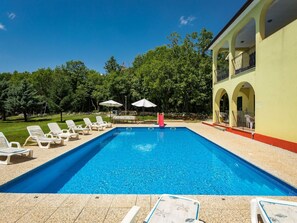 L'Eau, Plante, Ciel, Propriété, Piscine, Bâtiment, La Nature, Bleu Azur, Chaise, Rectangle
