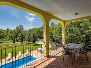 Plante, Jour, Propriété, Bâtiment, Porche, Vert, Ombre, Ciel, Arbre, Bois