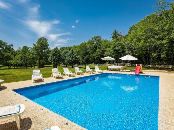 L'Eau, Plante, Ciel, Propriété, Piscine, Nuage, Bâtiment, Parapluie, Bleu Azur, Bleu