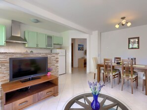Möbel, Eigentum, Tabelle, Cabinetry, Holz, Wohnzimmer, Bilderrahmen, Flooring, Fussboden, Interior Design