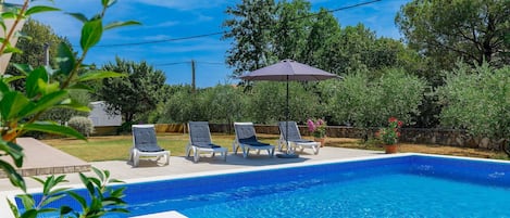 Water, Cloud, Plant, Sky, Property, Swimming Pool, Blue, Nature, Azure, Shade