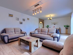 Möbel, Eigentum, Couch, Tabelle, Azurblau, Interior Design, Beleuchtung, Wohnzimmer, Fussboden, Bilderrahmen