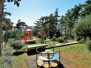 Pflanze, Himmel, Pflanzengemeinschaft, Tabelle, Baum, Natürliche Landschaft, Schatten, Gras, Gartenmöbel, Freizeit