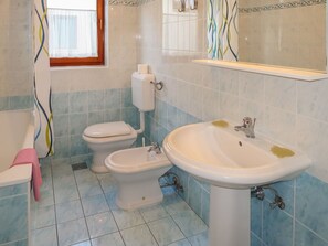Zapfhahn, Armatur, Bad Sink, Sinken, Spiegel, Fenster, Lila, Badezimmer, Toilleten Sitz, Die Architektur
