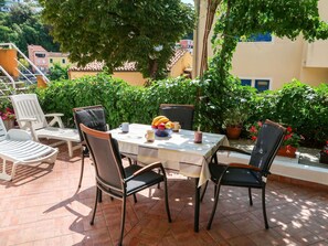 Pflanze, Tabelle, Möbel, Geschirr, Stuhl, Blumentopf, Baum, Tisch Im Freien, Gartenmöbel, Gebäude
