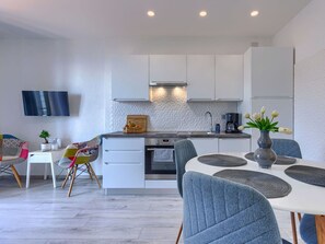 Möbel, Pflanze, Zimmerpflanze, Tabelle, Holz, Interior Design, Stuhl, Flooring, Fussboden, Wohnzimmer