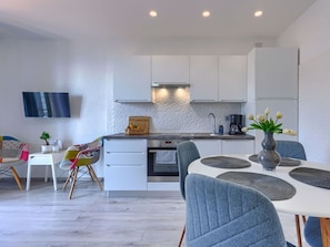 Möbel, Pflanze, Zimmerpflanze, Tabelle, Holz, Interior Design, Stuhl, Flooring, Fussboden, Wohnzimmer