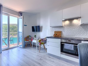 Möbel, Cabinetry, Holz, Countertop, Wohnzimmer, Herd, Flooring, Fussboden, Küchengerät, Küche