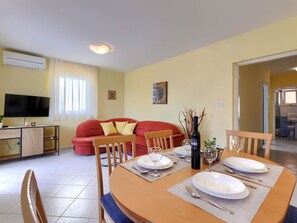 Tabelle, Möbel, Geschirr, Stuhl, Dishware, Holz, Interior Design, Teller, Wohnzimmer, Gebäude