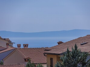 Himmel, Azurblau, Gebäude, Holz, Berg, Wohngebiet, Ländliches Gebiet, Horizont, Landschaft, Urban Design