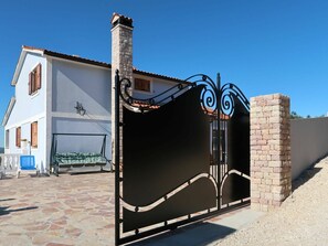 Himmel, Gebäude, Fenster, Haus, Holz, Schatten, Wand, Grundeigentum, Landschaft, Fassade