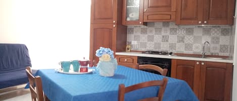 Ingresso indipendente piano terra soggiorno cucina con divano letto TV 32 POLLIC