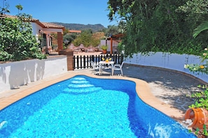 Enjoy life in El Algarrobo.