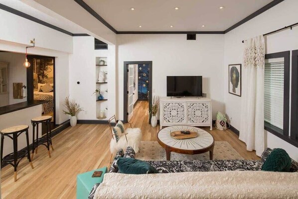 TV LOUNGE