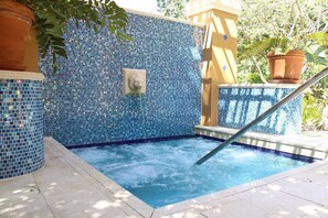 HOT-TUB JACUZZI