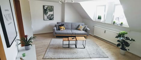 Stylisches Wohnzimmer lädt zum verweilen ein.