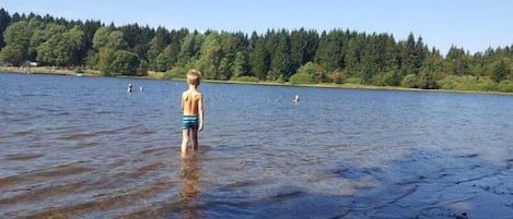 Badesee (200m vom Haus entfernt)
-flach abfallendes Ufer, Ideal für Kinder
-gegenüber Waldseeschwimmbad