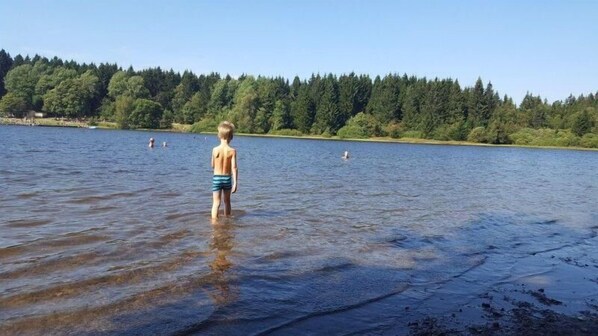 Badesee (200m vom Haus entfernt)
-flach abfallendes Ufer, Ideal für Kinder
-gegenüber Waldseeschwimmbad