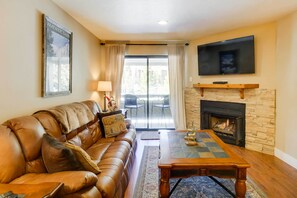 Main Living Space | Smart TV | Fireplace