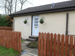 Pflanze, Fenster, Gebäude, Tür, Zaun, Holz, Himmel, Haus, Grundstueck, Baum