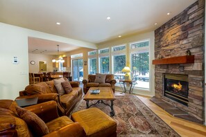 Living Room w/ Gas Fireplace