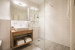 Jedes Schlafzimmer verfügt über ein Badezimmer mit Dusche und WC