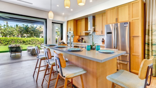 Cook a gourmet meal in this fully stocked kitchen with electric cooktop & oven