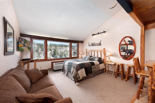 Loft with 1 Queen, 2 Twins, Sleeper Sofa