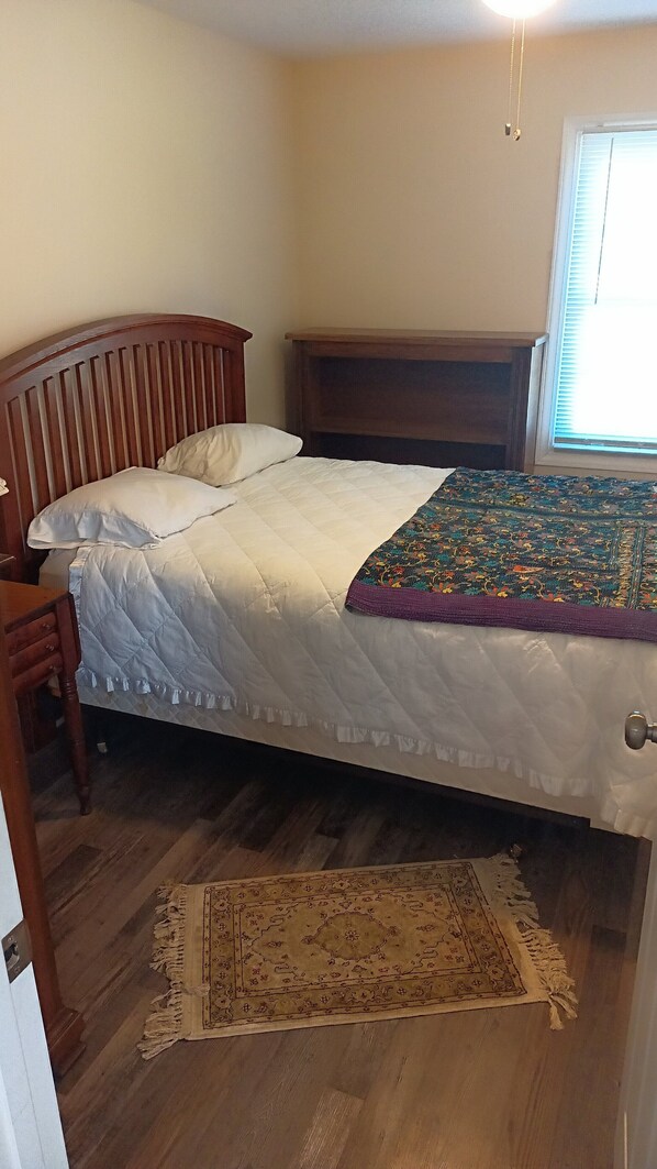 Bedroom-Queen Bed