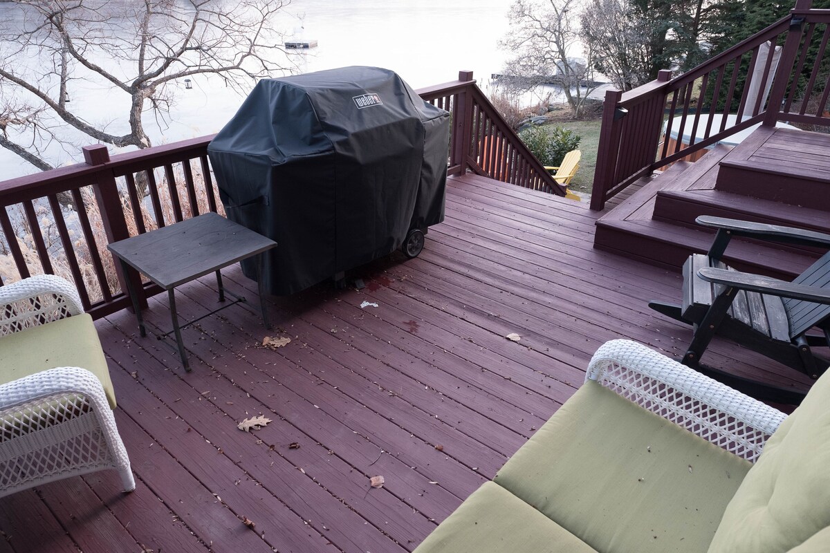 Peaceful & Quiet Lakeside Home with Hot Tub, Pool Table, Fire Pit