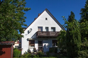 Ansicht aus dem Garten zur Ferienwohnung