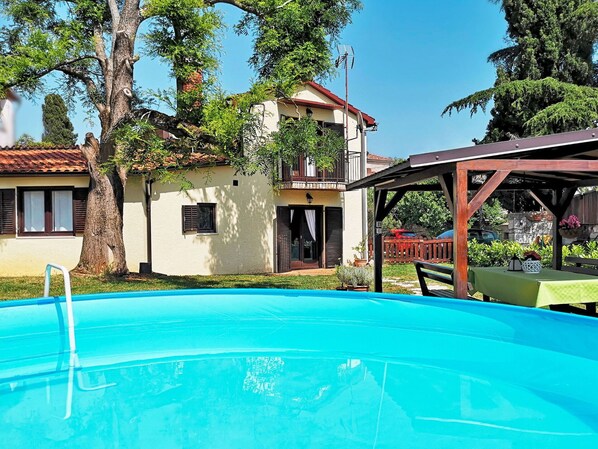 Agua, Planta, Edificio, Cielo, Propiedad, Ventana, Piscina, Naturaleza, Azur, Árbol