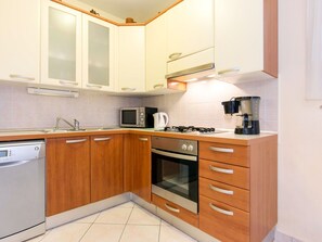 Cabinetry, Countertop, Spüle, Sinken, Gebäude, Möbel, Zapfhahn, Eigentum, Schublade, Küche