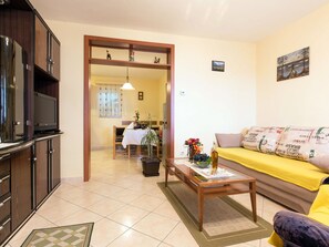 Möbel, Couch, Tabelle, Eigentum, Cabinetry, Komfort, Holz, Wohnzimmer, Interior Design, Beleuchtung