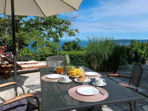 Table, Meubles, Ciel, Vaisselle, Propriété, Chaise, Aliments, Bleu Azur, Tableau De Plein Air, Ombre