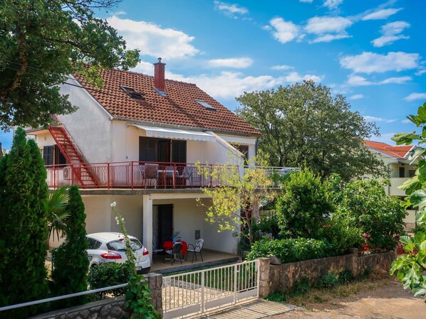 Pflanze, Himmel, Gebäude, Wolke, Eigentum, Fenster, Baum, Haus, Grundstueck, Hütte