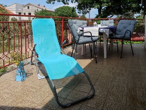 Möbel, Pflanze, Gartenmöbel, Stuhl, Schatten, Gras, Tisch Im Freien, Baum, Freizeit, Armlehne